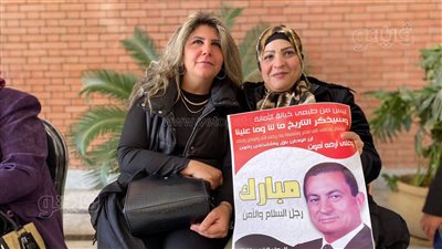 بالعكاز.. سيدة تحيي الذكرى الرابعة لرحيل مبارك من أمام ضريحه (فيديو وصور)