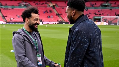 محمد صلاح يدعم لاعبي ليفربول قبل مواجهة تشيلسي (فيديو)