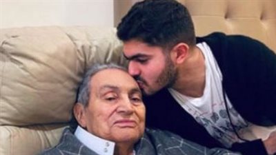 بصور جديدة لجنازته ولحظة نزول والده القبر للدفن، حفيد مبارك يحيي ذكرى وفاة جده