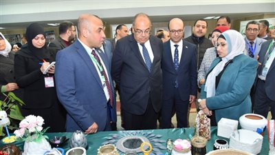 مبعوث الأمين العام للأمم المتحدة ورئيس جامعة أسيوط يفتتحان معرض المشروعات البيئية (صور)