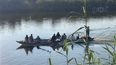 لحظة استخراج نجار من المياه بعد غرقه في مركب نكلا بالجيزة (صور)
