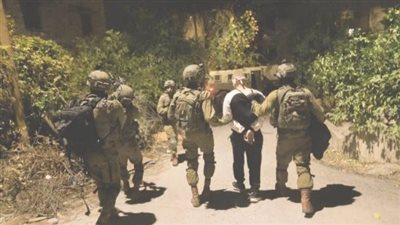 قوات الاحتلال تعتقل 3 فلسطينيين من مخيم الجلزون