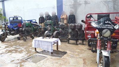  ضبط 5 عاطلين وعامل لسرقتهم ماكينات الري وأغطية كبائن الكهرباء