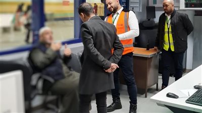 10 دقائق تعيد زوجة سائح أجنبى تاهت بمترو الخط الثالث 