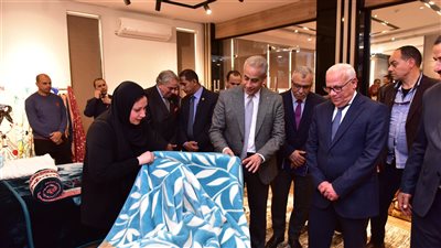 وزير العمل يختتم جولته في بور سعيد بزيارة مصنع 