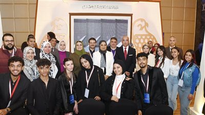 زين العابدين يتفقد جناح جامعة عين شمس فى الدورة الـ 14 لمعرض التعليم العالي