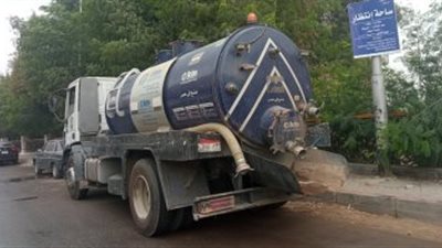 انتشار عربات شفط مياه ومعدات الصرف الصحي على الطرق تحسبا لسقوط أمطار بالجيزة