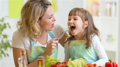 أكلات ممنوع تقديمها للطفل قبل النوم، اكتشفيها