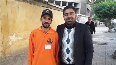 عامل نظافة يرد مبلغ 300 ألف جنيه لصاحبه في الإسكندرية (فيديو)