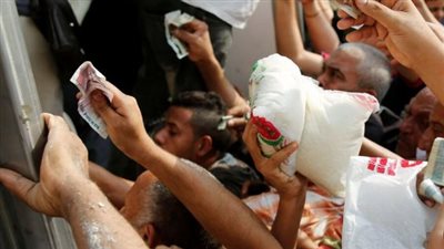 اصطفاف المواطنين أمام أحد السلاسل الغذائية للحصول على السكر (صور) 