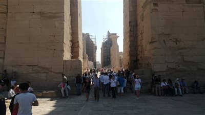 إقبال السياح على معابد الكرنك في الأقصر (صور)