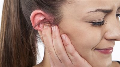 ظنت أنه طنين أذن عادي، بريطانية تكتشف ورما نادرا في المخ