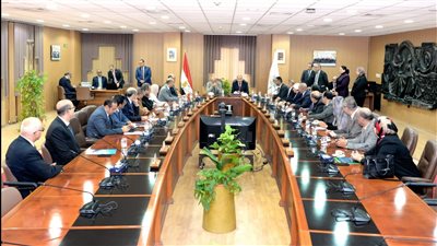 مجلس جامعة المنصورة يكرم الدكتور محمد غنيم مؤسس مركز الكلى