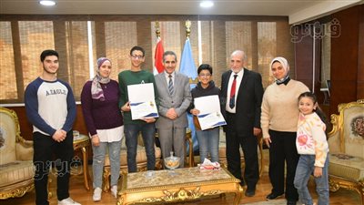 محافظ الغربية يكرم طالبين لفوزهما في مسابقات الروبوت والبرمجة الدولية (صور)