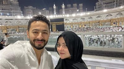 حمادة هلال يحتفي بميلاد زوجته أمام الحرم المكي