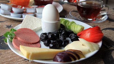 وجبة السحور في رمضان، الأكلات الممنوعة والمسموح بها (فيديو) 