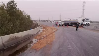 معاينة حادث انقلاب مقطورة محملة بالزيوت في منشأة القناطر 