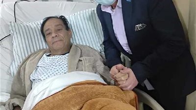 نادية مصطفى باكية على حالة حلمي بكر: بيتهان يوميا وزوجته منعانا ننقذه ومش بترد علينا