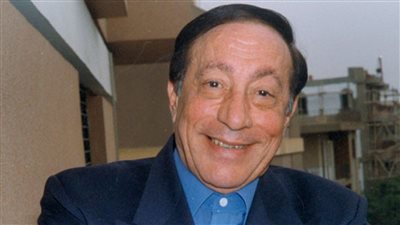 عشق المسرح فكانت نهايته عليه، مسيرة أبو بكر عزت الفنية من الجامعة لأضواء الشهرة