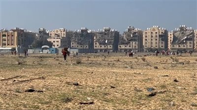 لحظة استهداف مدفعية الاحتلال مبنى اللجنة القطرية لإعادة إعمار غزة واشتعال النيران فيه (فيديو)