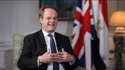 شاهد، ماذا فعل السفير البريطاني بعد دعوة الوقوف دقيقة حدادا على أرواح شهداء غزة (فيديو)