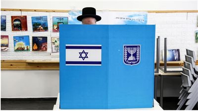 الإسرائيليون يدلون بأصواتهم في انتخابات بلدية أخرتها حرب غزة