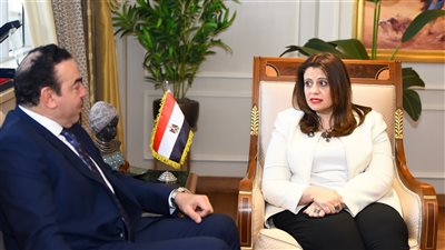 سها جندي تستمع إلى شرح واف عن مقترحات استثمارية جديدة للشركة