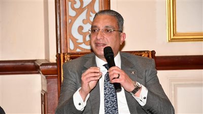 محافظ الفيوم يناقش خطة توصيل المرافق لأرض مجمع الزيتون