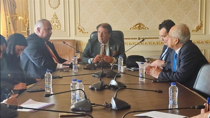 مناقشة مستجدات الأوضاع