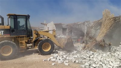 إزالة 3 حالات بناء مخالف بقرية منشية النوبة في الأقصر