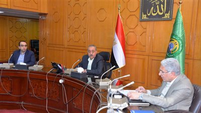 محافظ الإسماعيلية يبحث زيادة أجور العاملين المؤقتين وعمال اليومية بالوحدات المحلية