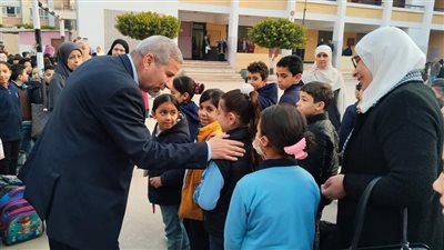 وكيل تعليم دمياط يفاجئ المدارس ويطالب برعاية المتفوقين علميا