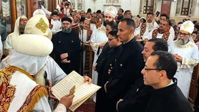 الأنبا مرقوريوس يرسم ٥ كهنة جدد بإيبارشية جرجا