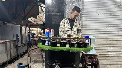 البن على البرميل، شاب يقدم القهوة بشكل مبتكر في البحيرة (فيديو وصور) 