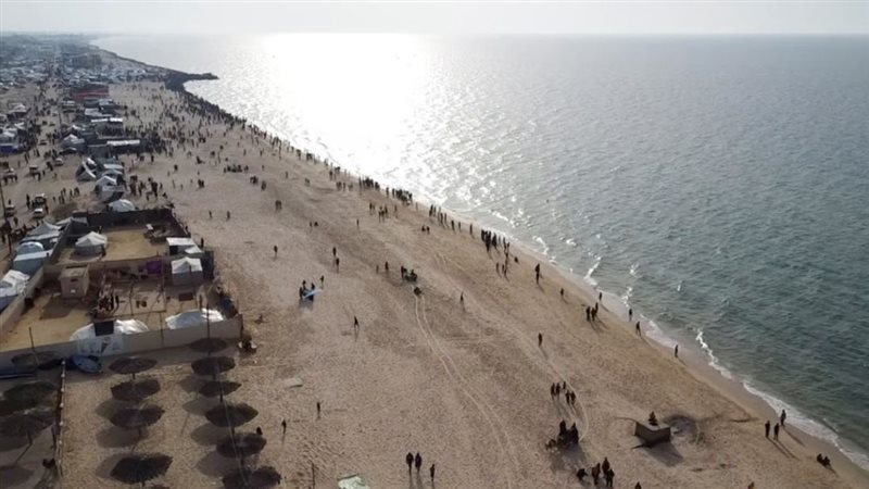 غزيون يجمعون مساعدات