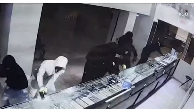  6 ملثمين سرقوا محل