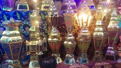 شوارع الأقصر تتزين بالفوانيس لاستقبال شهر رمضان (صور)