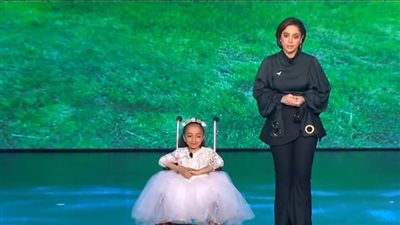 توتر رنا رئيس في حفل قادرون باختلاف أمام الرئيس، والسيسي: 