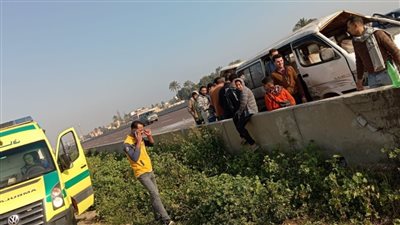 إصابة 11 عاملا في تصادم ميكروباص برصيف على صحراوي البحيرة 