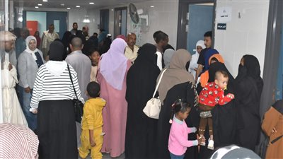 إقبال أهالى الشلاتين وحلايب وأبو رماد على قافلة جامعة عين شمس التنموية الشاملة