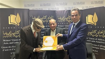اتحاد كتاب أفريقيا وآسيا يمنح وسام الشرف للأديب محمد المنسي قنديل