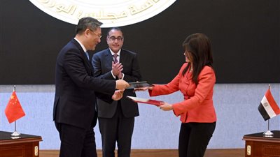 مدبولي يشهد توقيع شهادة التسليم والتسلُم لمشروع مركز تجميع وتكامل واختبار الأقمار الصناعية