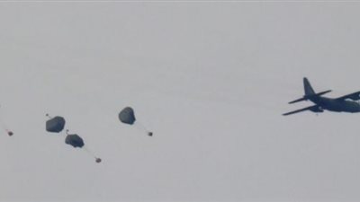 مصر والإمارات تنفذان عملية الإسقاط العاشرة للمساعدات الإنسانية والإغاثية على غزة (فيديو)