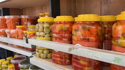 تصل لـ 85 جنيها، أسعار وأنواع المخلل بمعرض القاهرة للتمور (فيديو)