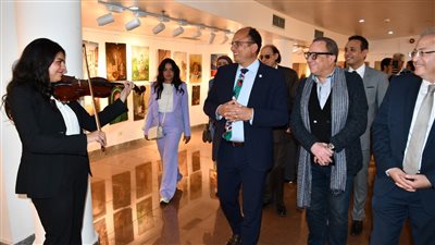 رئيس جامعة حلوان يفتتح معرض الفنون التشكيلية