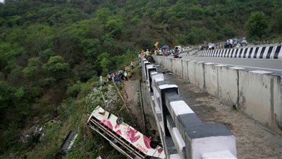 مصرع وإصابة 41 شخصا جراء سقوط حافلة من فوق جسر في مالي