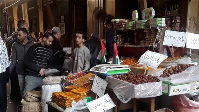 دعما لأهل غزة، بائع ياميش يطلق أسماء شوارع ومدن فلسطين على منتجات رمضان بالإسكندرية (فيديو وصور)