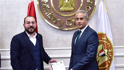 وزير العمل يُسلم الدفعة الأولى من الرخص الدائمة لمراكز التدريب المهني 
