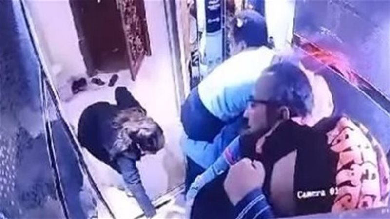 خطف طفلتي الأسانسير،