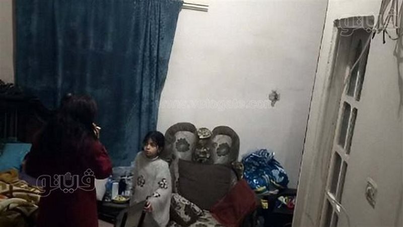 زوجته وابنته أثناء